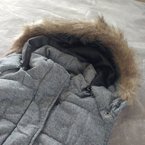 Banana Republic Hooded Puffer Vest - Picture 7 of 7